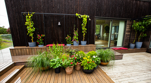 Tid for hage. Terrasse i MøreRoyal grå. Planter i krukker.