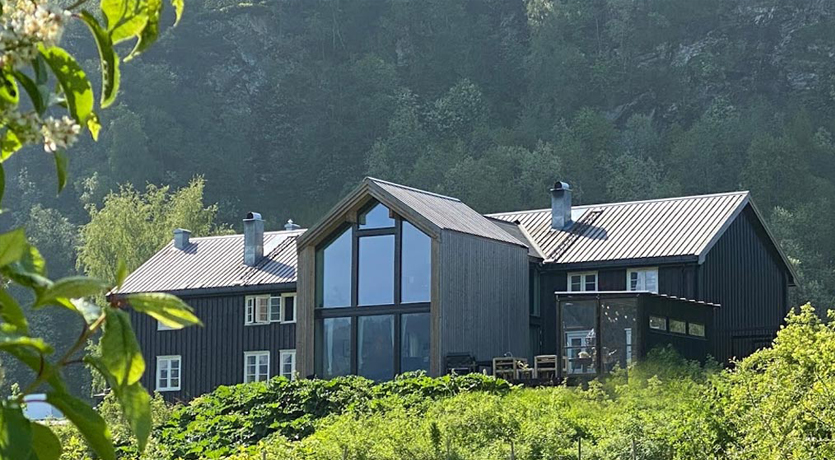 Våningshus med moderne påbygg på gården hos Marte Helgetun.
