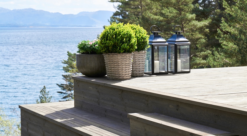 Eventyrlig Oppussing - Os - Foto av terrasse i MøreRoyal grå mot havet