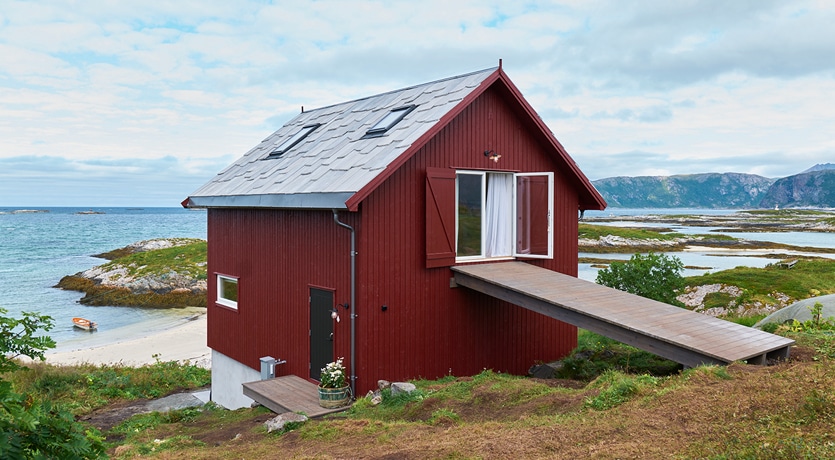 Eventyrlig Oppussing - Sommarøy - Oversiktsfoto. Rød låve med låvebro i MøreRoyal.